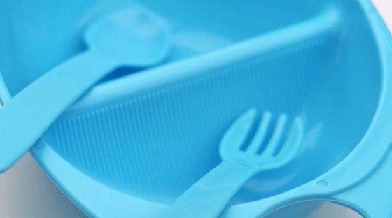 Plastica sulla ciotola del bambino da 3 mesi con la forcella del cucchiaio